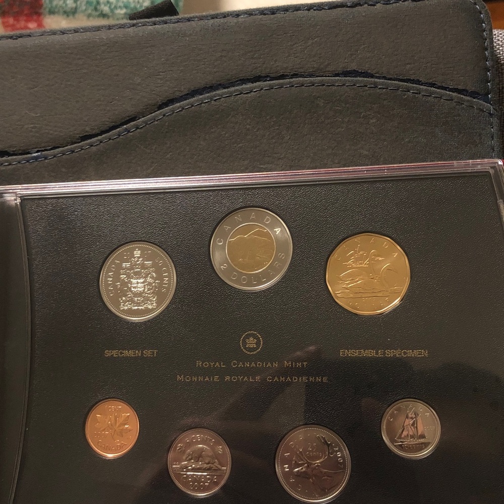 Royal Canadian Mint Burgundy Presentation Folder - Picture 3 of 4